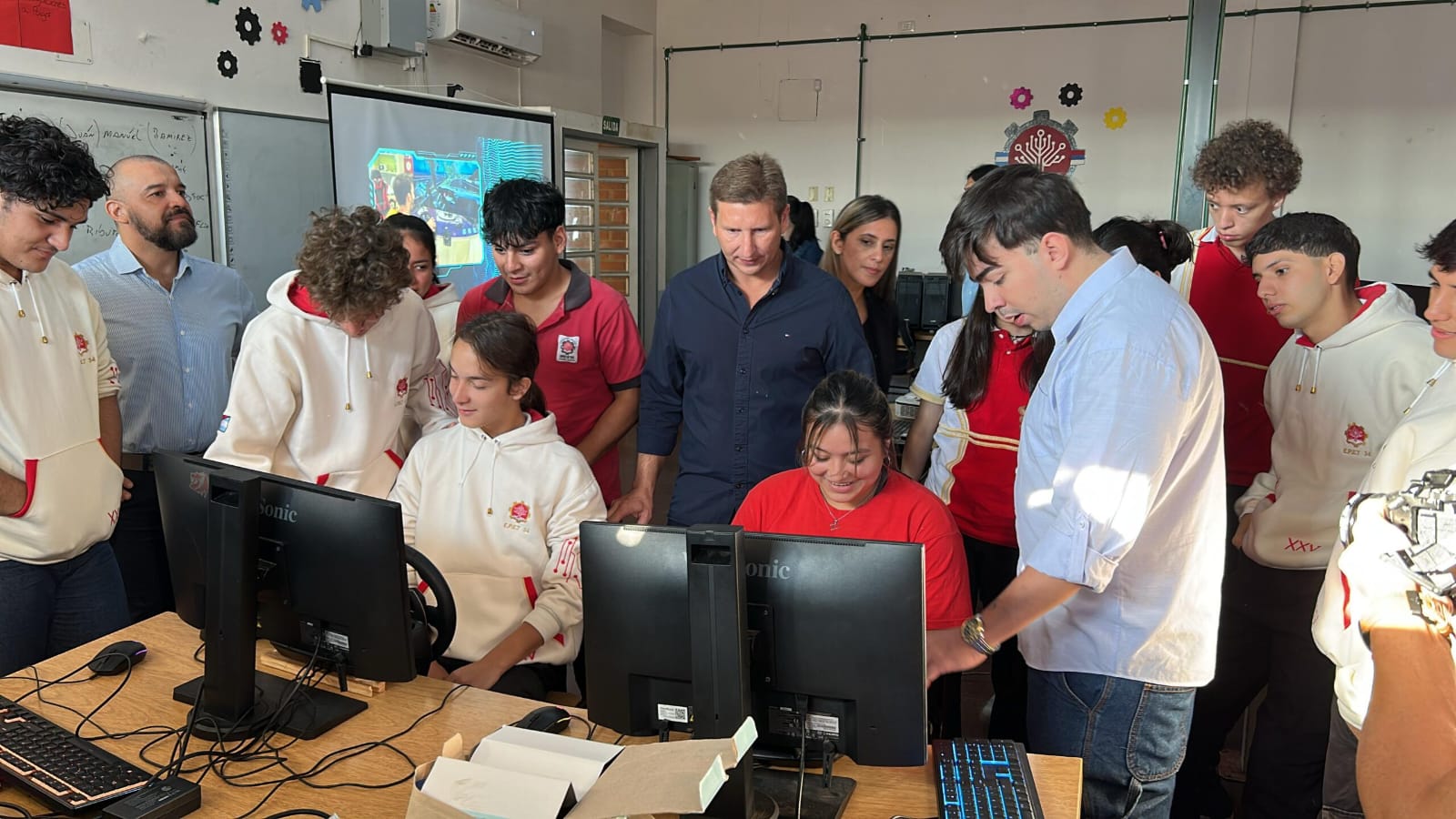 Estudiantes programando